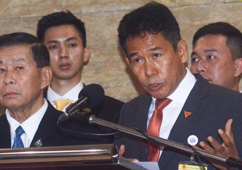 “ธีรัจชัย” ส.ส.อนาคตใหม่ ยื่นหนังสือร้องประธานสภา กรณีให้ลงคะแนนใหม่