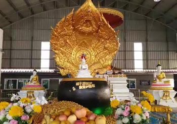 แห่ขอโชค!! พญานาคขดบนบ่อน้ำโบราณ ในวัดดังเมืองพะเยา