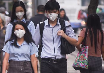 สถานการณ์ฝุ่น PM 2.5 ยังทรงตัว คนกรุงใส่หน้ากากป้องกันต่อเนื่อง
