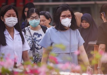 ประชาชนสวมใส่หน้ากาก N95 ป้องกันฝุ่นละออง PM 2.5