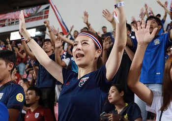 โฉมใหม่ มาดามแป้ง ที่สนามราชมังฯ ( รูปเพียบ )