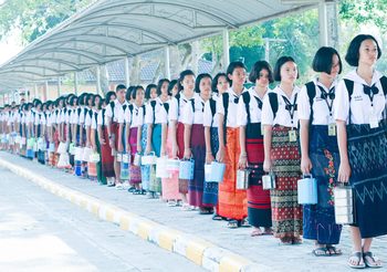 ชื่นชม! นักเรียนเมืองระยอง นุ่งซิ่น-ผ้าขาวม้าคาดเอว หิ้วปิ่นโต ร่วมกิจกรรมกับโรงเรียน