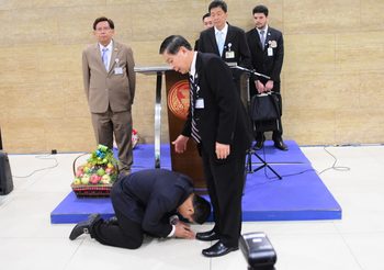 ธีทัชฐ์ โผล่กราบขอขมา เสรีพิศุทธ์ หลังแถลงข่าวพาดพิงทำให้เกิดความเสียหาย