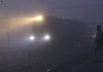 กรุงเดลีเผชิญหมอกหนาทึบ เครื่องบิน-รถไฟดีเลย์เพียบ