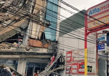 เกิดเหตุตึกถล่มในจาการ์ตาซ้ำร้ายสถานการณ์น้ำท่วม
