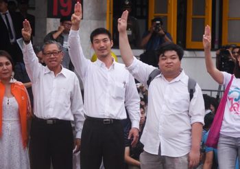 ธนาธร พร้อมพวก ปฏิเสธ 5 ข้อหา ชุมนุมแฟลชม็อบ