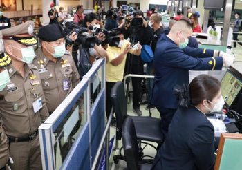 ตม.สนามบิน ลุยฉีดด่านดฆ่าเชื้อ มั่นใจ! ลดเสี่ยงโคโรน่า