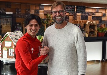 มินามิโนะ ถึงสนามซ้อม ลิเวอร์พูล เจอ คล็อปป์ ครั้งแรก
