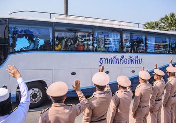คนไทยจากอู่ฮั่น กลับบ้านแล้ว หลังเฝ้าระวังครบ 14 วัน ทัพเรือจัดแถวโบกมือลา