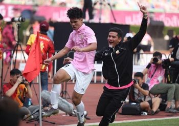 จุฬาฯ แซงชนะ ธรรมศาสตร์ คว้าแชมป์บอลประเพณีครั้งที่ 74