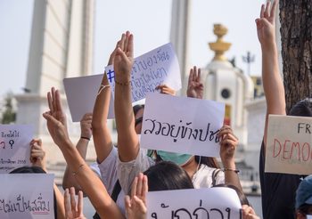 นร.สตรีวิทยา จัดกิจกรรม Flash Mob หลังถูกห้าม เรียกร้องประชาธิปไตย