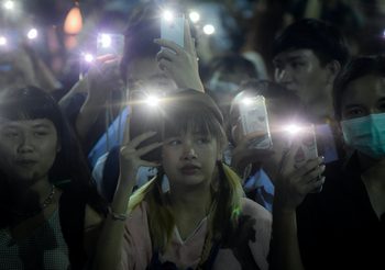 ภาพบรรยากาศ แฟลชม็อบ ม.ศิลปากร เรียกร้องความชอบธรรมกระบวนการยุติธรรมไทย