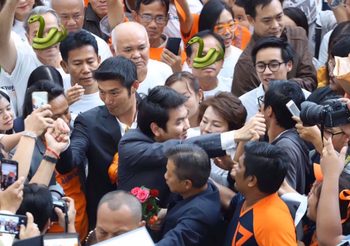 ธนาธร โพสต์ถึง ส.ส.อดีตพรรคอนาคตใหม่ที่เหลือ ย้ำแม้ไปต่อด้วยไม่ได้ แต่จะดูอยู่ห่าง ๆ