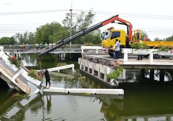 สะพานข้ามคลองเกาะโพธิ์ถล่ม โชคดีไม่มีคนบาดเจ็บ!