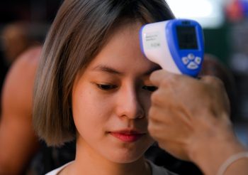 ประมวลภาพถนนข้าวสาร ค่ำคืนสุดท้าย ก่อนปิด 14 วันหนีโควิด-19