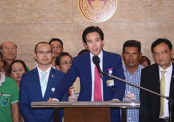 พรรคก้าวไกล แถลงหลัง รัฐบาลประกาศใช้ พ.ร.ก.ฉุกเฉิน แก้วิกฤติโควิด-19