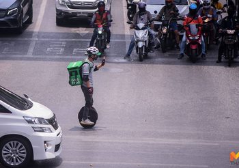 ปรับตัวกับสถานการณ์ ใช้สกู๊ตเตอร์ล้อเดียว รับ-ส่งอาหาร