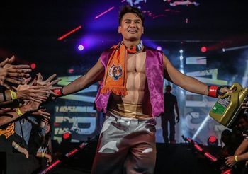 “ครูตอง ชนนภัทร” ใน 5 ลุคคอสเพลย์จากคาแรคเตอร์ดัง