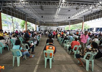 ประชาชน เดินทางมาลงทะเบียนทบทวนขอเงินเยียวยา ที่กรมประชาสัมพันธ์