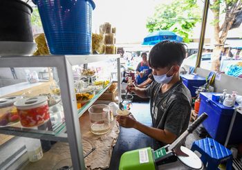 ชีวิตต้องสู้! แข้งสาวฟุตซอลทีมชาติไทย ขายน้ำแข็งใส-เดินขายหวย สู้พิษ COVID-19