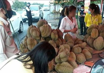 ไม่รอด!! จนท.ลุยสอบ ร้านขึ้นป้าย ‘ทุเรียน 80 บาท’ ทำคนซื้อเข้าใจผิด