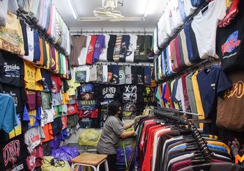 พ่อค้า-แม่ค้า ตลาดนัดจัตุจักร  ทำความสะอาด เตรียมขายของ หลังมีมาตรการผ่อนปรน