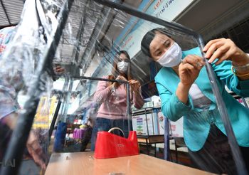 โรงเรียนวัดพิชัย กันทำฉากกั้นโต๊ะเรียน เพื่อป้องกันการแพร่ระบาดโควิด-19
