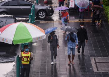 กรมอุตุฯ เตือนทั่วประเทศยังมีฝนตกหนัก – กทม.มีฝนฟ้าคะนอง 60%