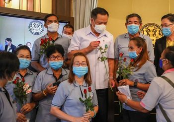 อสม. ถึงทำเนียบฯ ให้กำลังใจ “อนุทิน” สนับสนุนค่าเสี่ยงภัย
