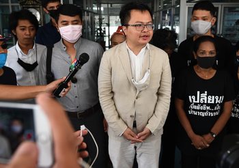‘อานนท์’ พร้อมพวกรับทราบข้อหา กรณีฉายโฮโลแกรม ‘ลบยังไงก็ไม่ลืม’
