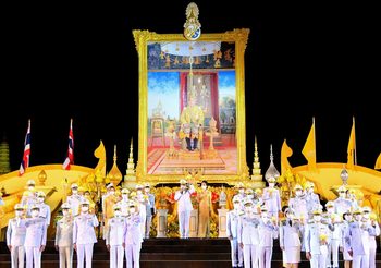 นายกฯ นำปปช. จุดเทียนชัยถวายพระพร ในหลวงร.10