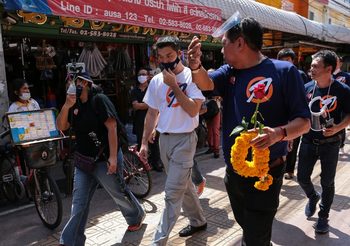 ‘ธนาธร’ ลงพื้นที่นนทบุรี เปิดตัวผู้สมัครลงชิงเก้าอี้ นายก อบจ.