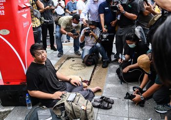 “กลุ่มนวชีวิน” ประท้วงอดข้าวหน้าทำเนียบรัฐบาล
