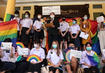 นักเรียนเดินขบวน ยื่นหนังสือกระทรวงศึกษาธิการ ร้องสิทธิ 4 ข้อ