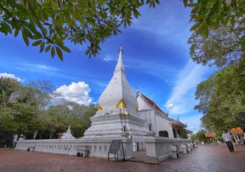 เตรียมสละโสด! ไหว้พระขอพรความรัก 8 อันดับที่คนเมืองไปมากที่สุด