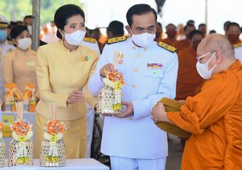 นายกฯ นำ ครม. ทำบุญตักบาตร เฉลิมพระชนมพรรษา ในหลวง ร.10