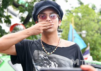 “แอมมี่” ชู 3 นิ้วปิดปาก หน้าศาลอาญา ให้กำลังใจเพื่อนที่ถูกจับ