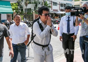 ‘อานนท์-แพนกวิน’ เข้ารับทราบข้อกล่าวหาผิด พ.ร.ก.ฉุกเฉิน