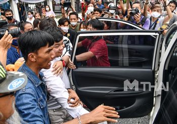ศาลให้ประกันตัว ‘เพนกวิน’ ลั่น!! พร้อมร่วมชุมนุมพรุ่งนี้