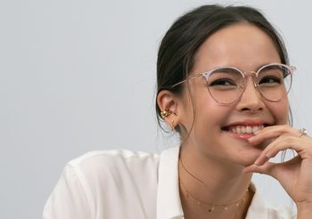 ทริคเลือกแว่น สวยเท่ง่าย ๆ  สไตล์  ญาญ่า อุรัสยา