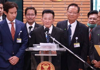 พรรคเพื่อไทย ผนึกพรรคร่วมฝ่ายค้าน ยื่น 4 ญัตติแก้ไขรัฐธรรมนูญ