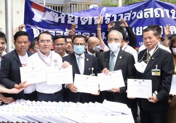 ‘ไทยภักดี’ ยื่น 1.3 แสนรายชื่อ คัดค้านแก้รัฐธรรมนูญ