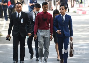 ‘อานนท์-ไมค์’ ขึ้นศาล กรณีทำผิดเงื่อนไขการประกันตัว