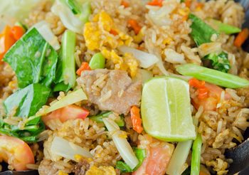 สูตร ข้าวผัดรถไฟ หรือ ข้าวผัดซีอิ๊ว เมนูในตำนานอร่อยที่สุดในโบกี้