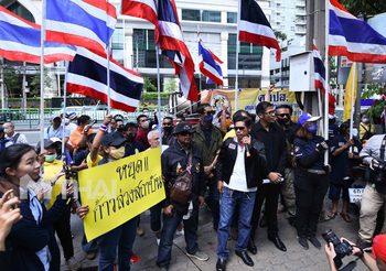ศอปส. บุกไทยซัมมิท อ่านแถลงไล่ ‘ธนาธร’ ออกนอกประเทศ