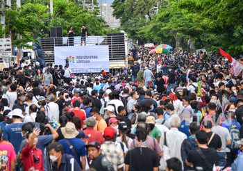 ‘ม็อบปลดแอก’ ปิดถนน รอฟังผลประชุมร่างแก้ไขรัฐธรรมนูญ