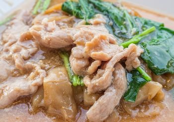 สูตร ราดหน้าหมูคะน้า รสชาติอร่อยเข้มข้นถึงเครื่อง
