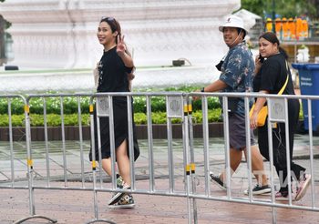 ‘ทราย เจริญปุระ’ ร่วมตั้งโรงครัว-แจกไอศกรีม 50 ถัง ให้กับผู้ชุมนุม