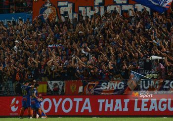 ‘ท่าเรือ เอฟซี’ โดนสั่งปรับแพ้!! เหตุไฟสนามดับแมตซ์ปะทะ ‘เมืองทองฯ’