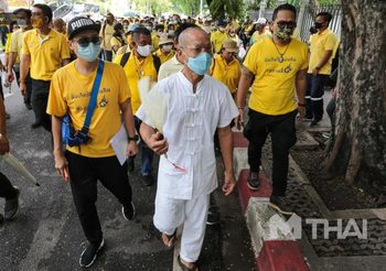 ‘อดีตพระพุทธอิสระ’ นำมวลชนยื่นคัดค้านตั้ง กมธ.ปฏิรูปสถาบันฯ